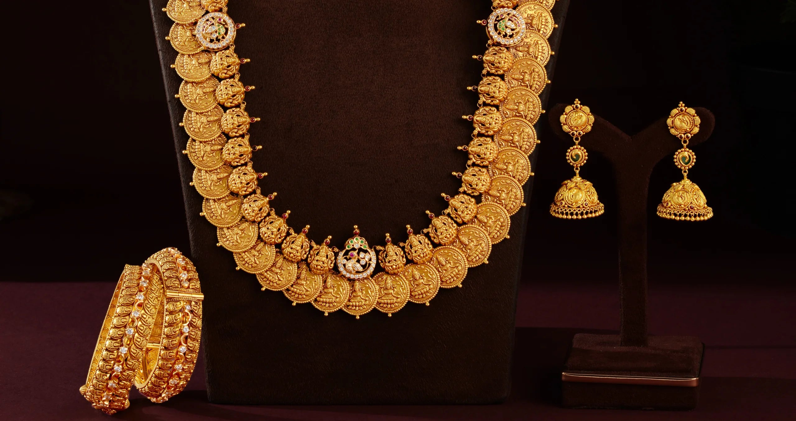 This season, give it a new look with these attractive gold ornaments!